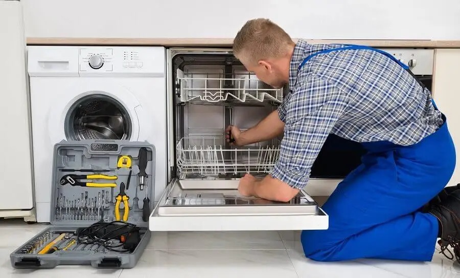 Güdül Daikin servisi teknisyen ekibi beyaz eşya tamiri yaparken